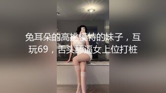 《魔手外购极品CP》快餐店女厕定点全景偸拍络绎不绝的小姐姐方便，几款阴毛挺性感，小美女抠逼闻闻味儿 (8)