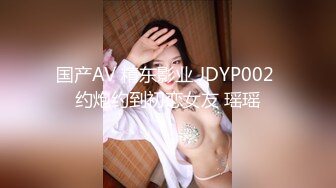  骚货老婆巨无霸自慰，老公的小鸡巴已满足不了需求，老公手拿假屌帮忙插！