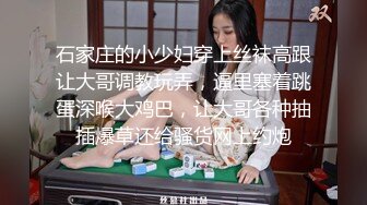 大耳环很有韵味美少妇寂寞肚子在家自慰，脱掉衣服内裤摆上假屌，地上骑乘上下套弄，插完逼逼再插菊花淫荡