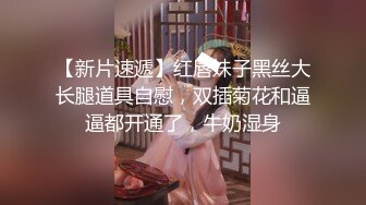 8月新流出 私房大神极品收藏 商场女厕全景后拍系列 裤脚开叉牛仔裤靓妹性感的蜜桃臀