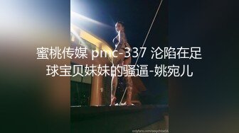 不正经的轻熟女露脸一个人在酒店发骚，自己抠的骚逼淫水泛滥自己舔手指，按摩棒摩擦骑在椅子上蹭逼浪叫呻吟