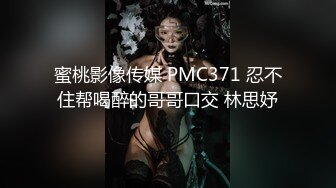 苗条骚女被两个男人任意玩弄，肉棒无套干嫩穴就是要中出