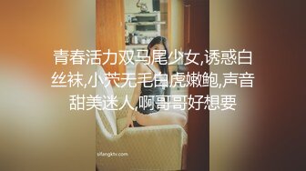 黑人老外享受黑丝外围女，扒光衣服享受骚逼的口交，草逼很猛后入抽插直接干射