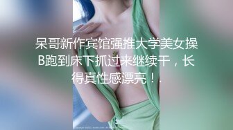  看小母狗把按摩棒弄得好湿