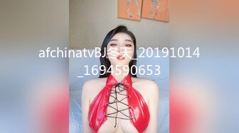 淫乱KTV两个老板满面色相的疯狂摸奶摸逼还要自拍，女的不太情愿，不知道是不是女下属