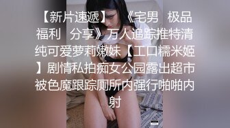 爆乳粉穴眼镜美妞，全裸双指扣逼，真的很敏感，白浆不断流出，搞得小穴湿湿