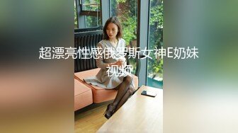   清纯大学美女玩车震被艹到尿急 在车上用袋子装尿