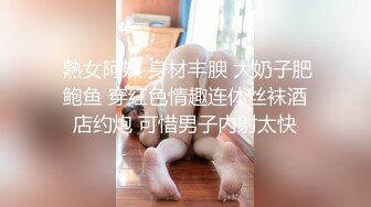 眼镜妹沙发上操，撩起裙子掰穴近距离特写，美臀上位骑乘套弄猛操，后入撞击第一视角拍摄