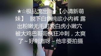 潜入商场女厕近距离偷拍制服美女粉嫩的鲍鱼