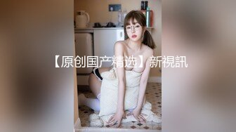 漂亮妹子胸罩被海浪拍偏乳头都跑出来还毫无察觉