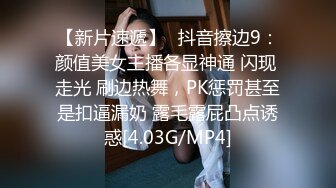  小骚逼露脸洗干净了伺候小哥哥诱惑狼友，舔鸡巴的样子好骚吸蛋蛋，深喉抽插