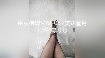 长发美少妇，两只大白兔挺拔丰满小虎牙更是诱惑十足，特写掰穴