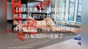  小骚逼露脸洗干净了伺候小哥哥诱惑狼友，舔鸡巴的样子好骚吸蛋蛋，深喉抽插