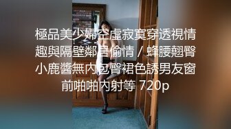 在她身上释放一个振动器，当她的阴户高兴地颤抖和跳动时，她会随着高潮而疯狂！