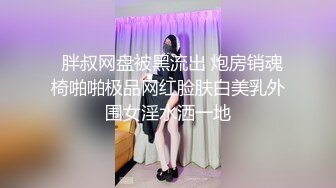 漂亮宝妈 完美白虎 掰开阴户直接看到子宫颈 ，儿子还在旁边打她屁股！