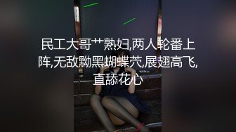 KTV厕所偷拍喝醉的美女趴在马桶上吐✿来个捡尸的屌丝男把她内裤脱了想上她