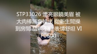  体操服清纯少女无毛白虎粉嫩骚逼，各种招式蹂躏她的阴蒂，再用肉棒暴力征服她