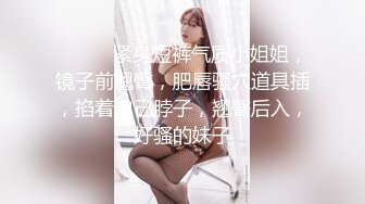 酒店女厕偷拍美女服务员❤️只顾玩手机转圈围拍.mp4