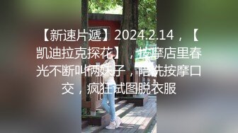 颜值不错小姐姐穿着白衣牛仔裤，坐沙发上揉捏她