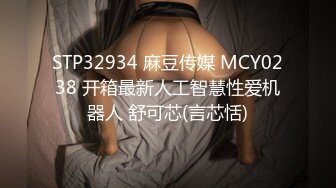 猥琐小哥看到漂亮大长腿少妇走不动了借机摸一下大长腿爽翻了