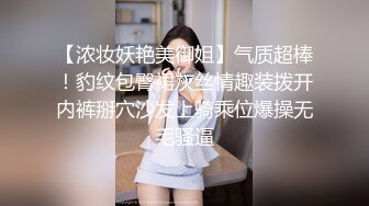 颜值不错苗条身材长腿少妇3P啪啪，沙发口交站立后入骑乘抽插非常诱人，很是诱惑喜欢不要错过