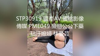 清纯系萝莉兼职学生妹酒店约操，扒掉衣服张开双腿揉搓阴蒂，跪着翘起屁股小穴清晰可见，大屌一下顶入进出爆操水声哗哗