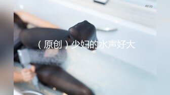 两个兼职美女模特被色魔摄影师诱惑脱光光了玩3P