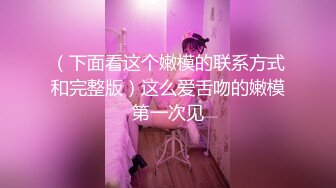  牛仔短裤大长腿贫乳美女和炮友居家啪啪，近距离特写交舔屌，翘起屁股舔逼后入撞击美臀