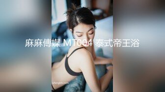 母女花像不像，开档丝袜全程露脸激情大秀直播诱惑狼友，揉奶玩逼道具抽插，浪叫呻吟不止，淫声荡语不断刺激