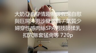 00后网红嫩妹极品颜值拿着客人给的一沓钞票笑的很甜