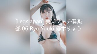 【骚小妹两男一女3P大战】骑乘边操边吃大屌，垫着枕头抬起屁股