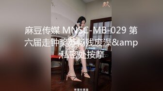 私密电报群福利，绿帽癖情侣约会实力单男酒店开着门走廊里肏，男友边拍边撸鸡巴刺激 (1)