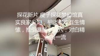  乖乖的大奶少女给大哥撸起大鸡巴挨草，无套插入骚穴，配合小哥多体位蹂躏抽插