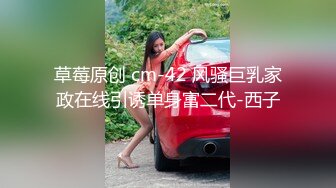 镜子前欣赏老婆