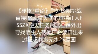 大奶子小乳头的极品少妇身材非常棒，深夜撩骚狼友揉捏骚奶子玩奶头，翘臀很诱人掰开骚逼给狼友看特写自慰