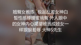 高颜值牛仔短裤白丝尤物，坚挺粉嫩的美乳，脱光光用黄瓜磨蹭骚穴，用手自扣，绝对精彩，，不要错过！