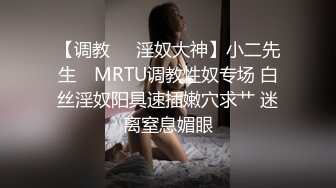 兔女郎黑丝小妹露脸镜头前被纹身小哥调教玩弄，乖巧听话口交大鸡巴，让小哥用道具插逼