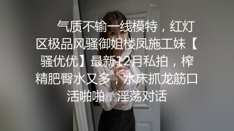 RB迷人的牛仔裤家政少妇撅屁股收拾卫生性感屁股