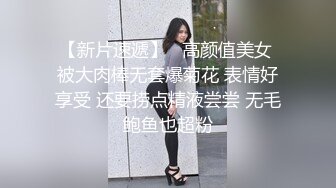 太刺激了吧性感一对骚闺蜜为了满足狼友妹子穿紧身牛仔裤翘着屁股脱下裤子道具插逼淫语就操她嫩逼