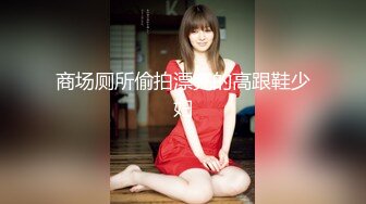 妹子脱光衣服,在街道上来回走,还好没有人不然被看光