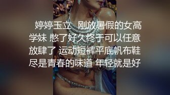 三个女人一台戏，露脸跟狼友互动撩骚，黑丝诱惑逼里塞着跳蛋轮流展示，淫声荡语不断听狼友指挥，精彩别错过