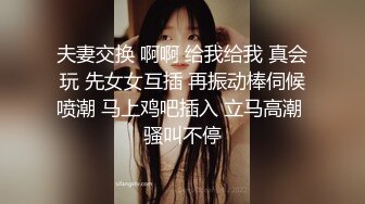 门缝下偷窥隔壁合租小嫂子想香香