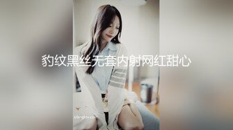 开档黑丝JK美女小穴塞着跳蛋玩户外 边跟大爷交谈边自慰 被人家看着偷偷潮吹 真刺激汁液都流腿上