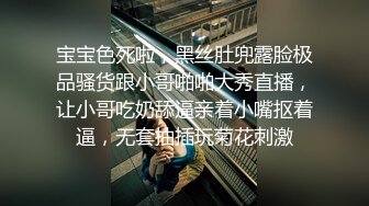  俊男靓女激情3P玩弄风骚小母狗，渣男接了杯尿给骚逼喝真淫荡，一起鸳鸯浴