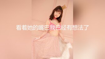 【新速片遞】   校园霸凌❤️两个女生把室友女同学衣服扒光强行掰开腿用牙刷整根插入逼里