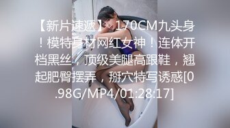 穿着超短裙的极品美女玩弄自己的小穴