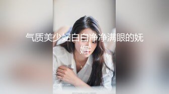 街上碰到两个发传单的小美女，打定主意守候黑衣服上厕所尿尿，这小肥逼真是诱人哦~~