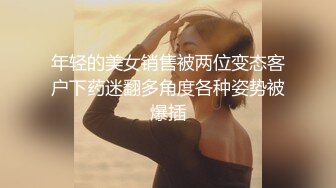 百合姐妹花刺激的晚上躺床上陪狼友骚，轮流展示互动撩骚听指挥，黑丝诱惑掰开逼逼看特写，道具抽插浪叫不止