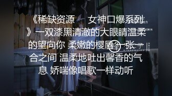  绿帽老公迷翻漂亮老婆换上学生制服让自己的领导玩