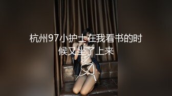 【黑丝长腿御姐调教2个男奴】皮鞭抽脸辱骂，要求男狗爬过来舔脚